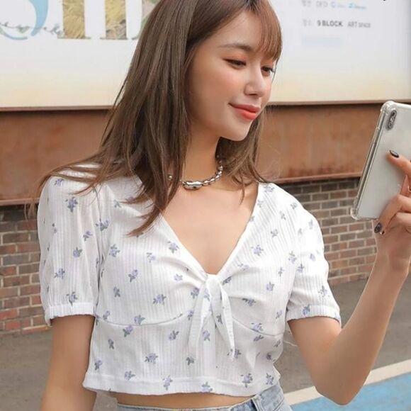 Dazy Floral Deep V Knot Front Crop Top - Picture 3 of 6